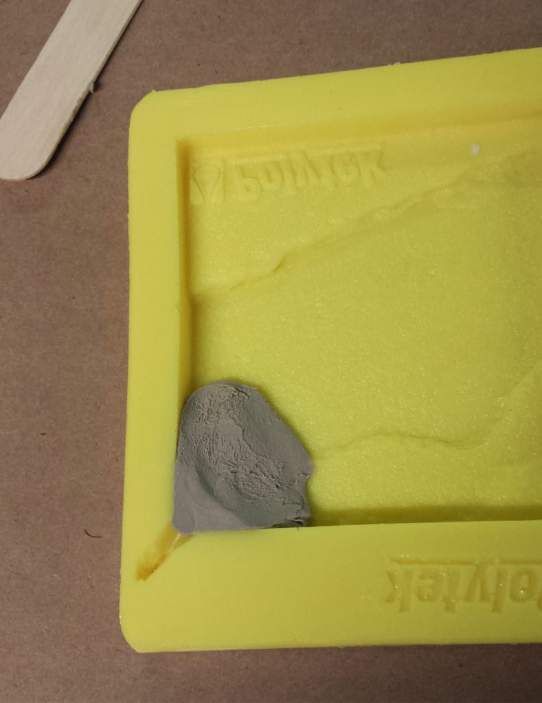 Use Clay to Partition Off Parts of Mold for Repair Position Clay in Corner-01